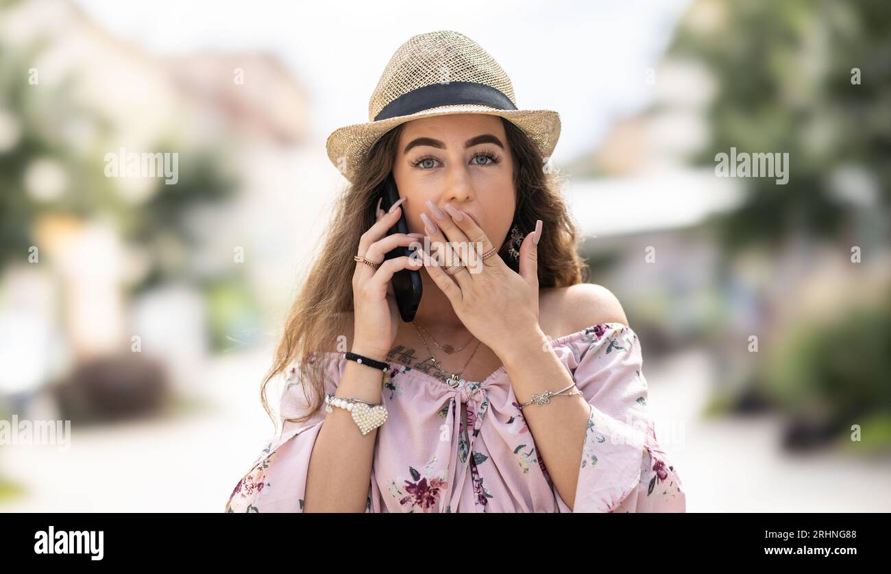 Überraschte junge Frau am Telefon, die schlechte Nachrichten hörte. Stockfoto