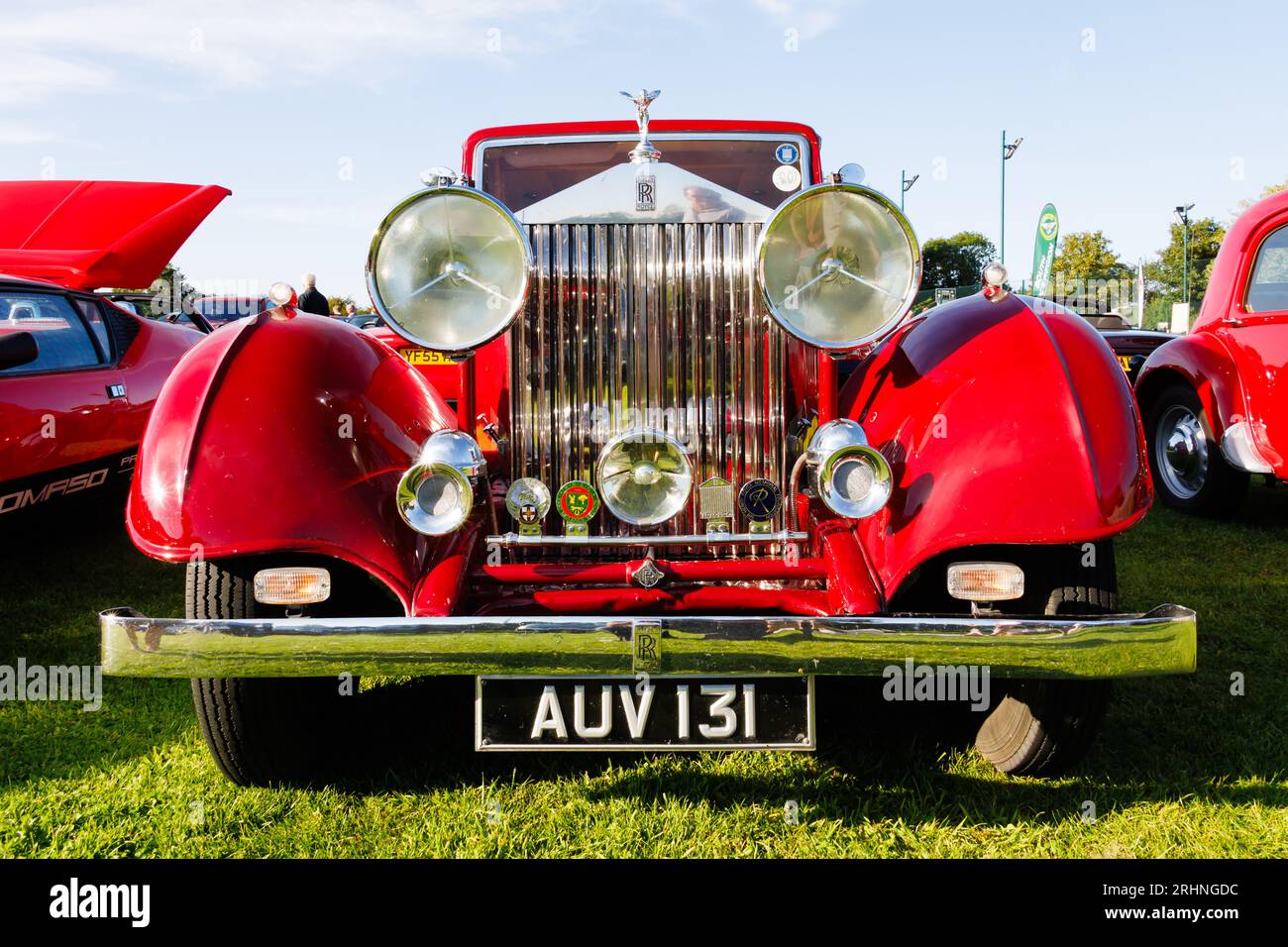 Rotes Vintage 1933 Rolls Royce 20/25 Luxusauto auf einer Autoshow. AUV131. Stockfoto