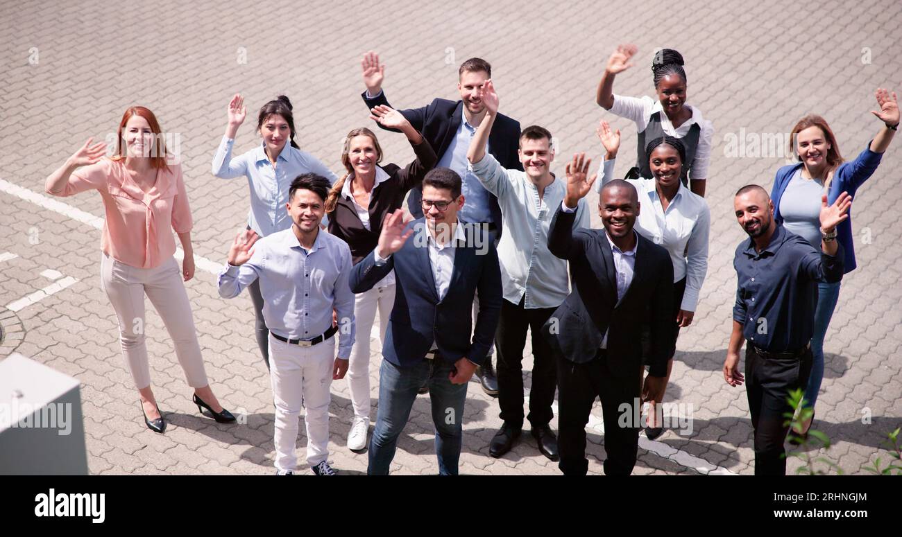 Gruppenfreunde Mit Erhobenen Händen Winken Stockfoto