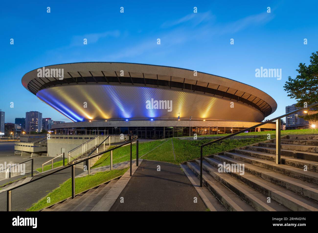 Kattowitz, Polen - 18. Juli 2023: Blick auf die beleuchtete Spodek Arena - Sporthalle, die 1971 in Form einer fliegenden Untertasse gebaut wurde Stockfoto