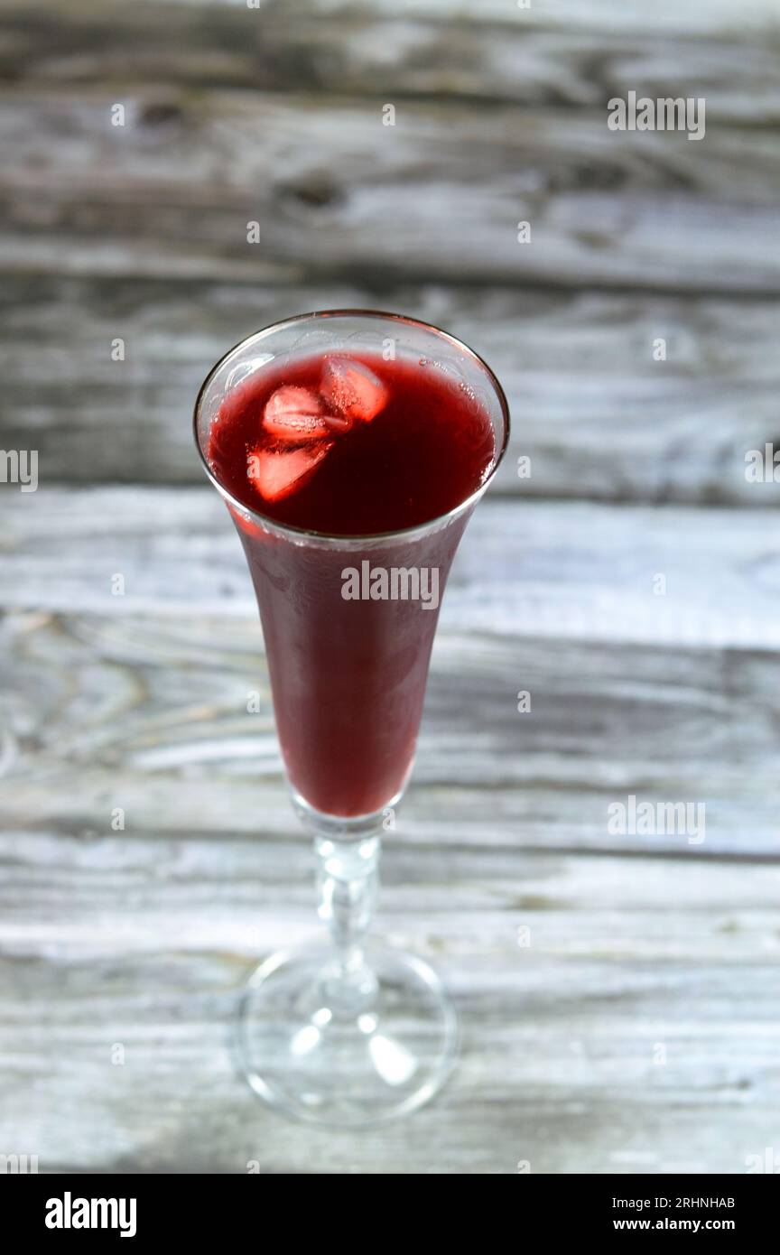 Frisch gekühltes Roselle Saftglas aus kochenden getrockneten Roselle Kräutern in Wasser, ein Bissap Wonjo Saft, Blumen der Roselle Pflanze Hibiscus, SW Stockfoto