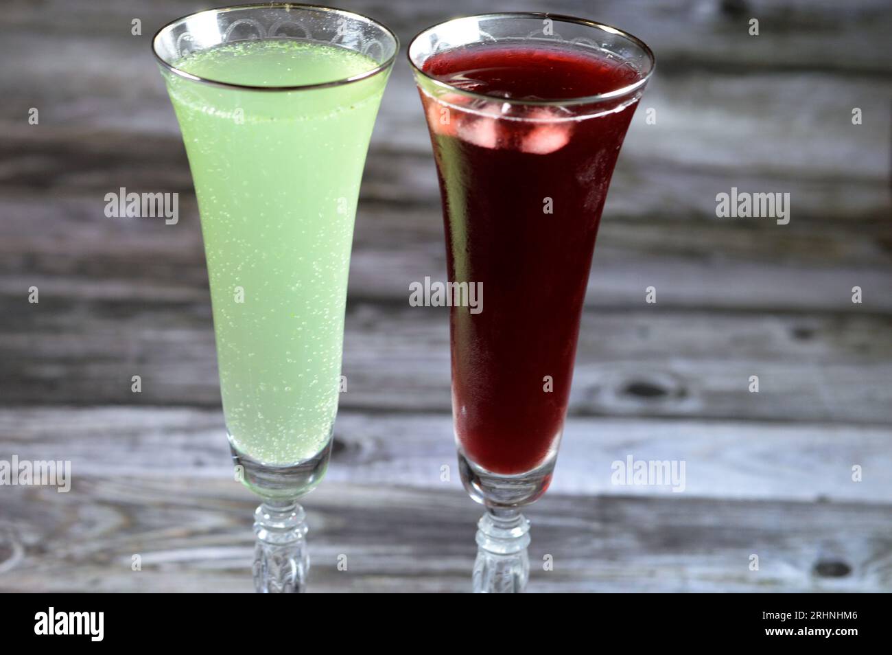 Sommergetränke, gekühltes kaltes Limonade-Erfrischungsgetränk mit Zitronenminze, grüne Soda, kohlensäurehaltiges Limonadengetränk und frisch gekühltes Roselle-Saftglas aus der Herstellung Stockfoto