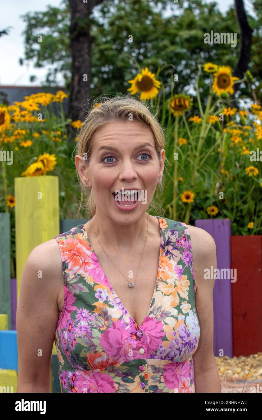 Southport, Merseyside. August 2023 Unterhaltung in Großbritannien. Rachel Annabelle Riley MBE ist eine britische Fernsehmoderatorin und Co-Moderatorin von Countdown. Autor des Mathematikbuchs „at Sixes and Sevens“ für Erwachsene. Konsonant und Vokal-Kenner, begrüßt die Menschenmassen in Southport Flower Show Gardens. Credit; MediaWorldmages/AlamyLiveNews Stockfoto