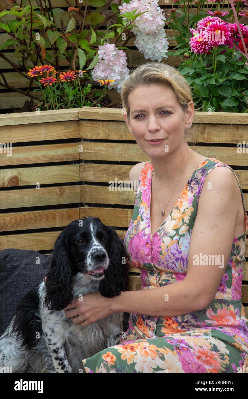 Southport, Merseyside. August 2023 Unterhaltung in Großbritannien. Rachel Annabelle Riley MBE ist eine britische Fernsehmoderatorin und Co-Moderatorin von Countdown. Autor des Mathematikbuchs „at Sixes and Sevens“ für Erwachsene. Konsonant und Vokal-Kenner, begrüßt die Menschenmassen in Southport Flower Show Gardens. Credit; MediaWorldmages/AlamyLiveNews Stockfoto