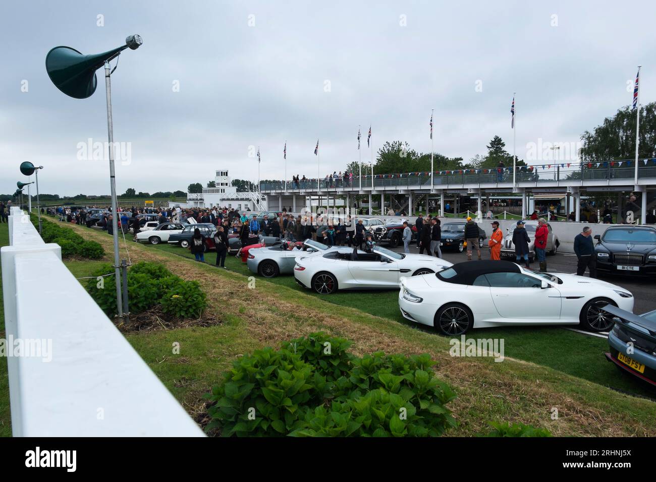Die Autos reihten sich auf dem Rule Britannia Breakfast Club Meeting an, um das Queen's Platinum Jubilee, Goodwood Motorsport Circuit, Chichester, UK, zu feiern Stockfoto