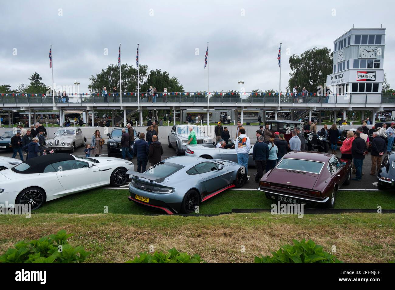 Die Autos reihten sich auf dem Rule Britannia Breakfast Club Meeting an, um das Queen's Platinum Jubilee, Goodwood Motorsport Circuit, Chichester, UK, zu feiern Stockfoto
