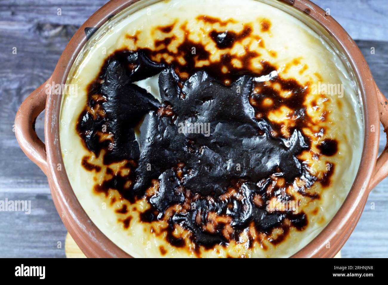 Reispudding Töpfchenauflauf im Ofen gebacken, Reis, Maismehl, Zucker, Wasser oder Milch und andere Zutaten wie Zimt, Vanille, c Stockfoto