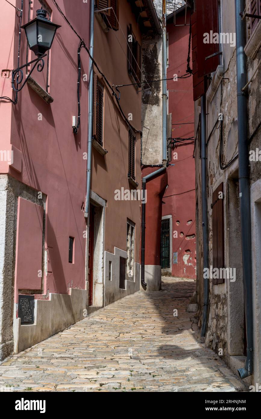 Malerische Kopfsteinpflasterstraße Altstadt, Rovinj, Istrien, Kroatien Stockfoto