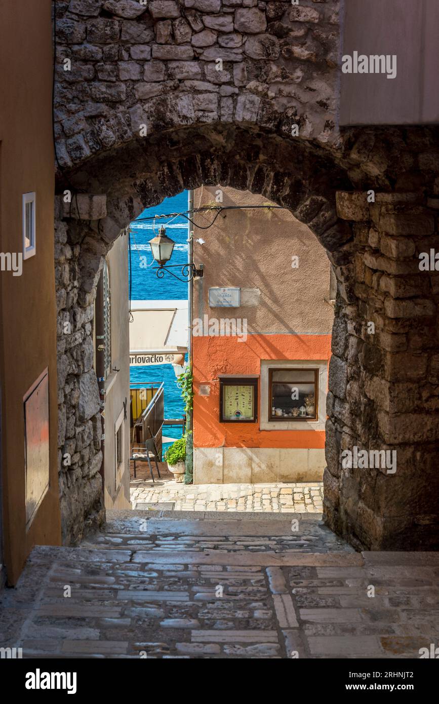 Malerischer Steinbogen die Altstadt, Rovinj, Istrien, Kroatien Stockfoto