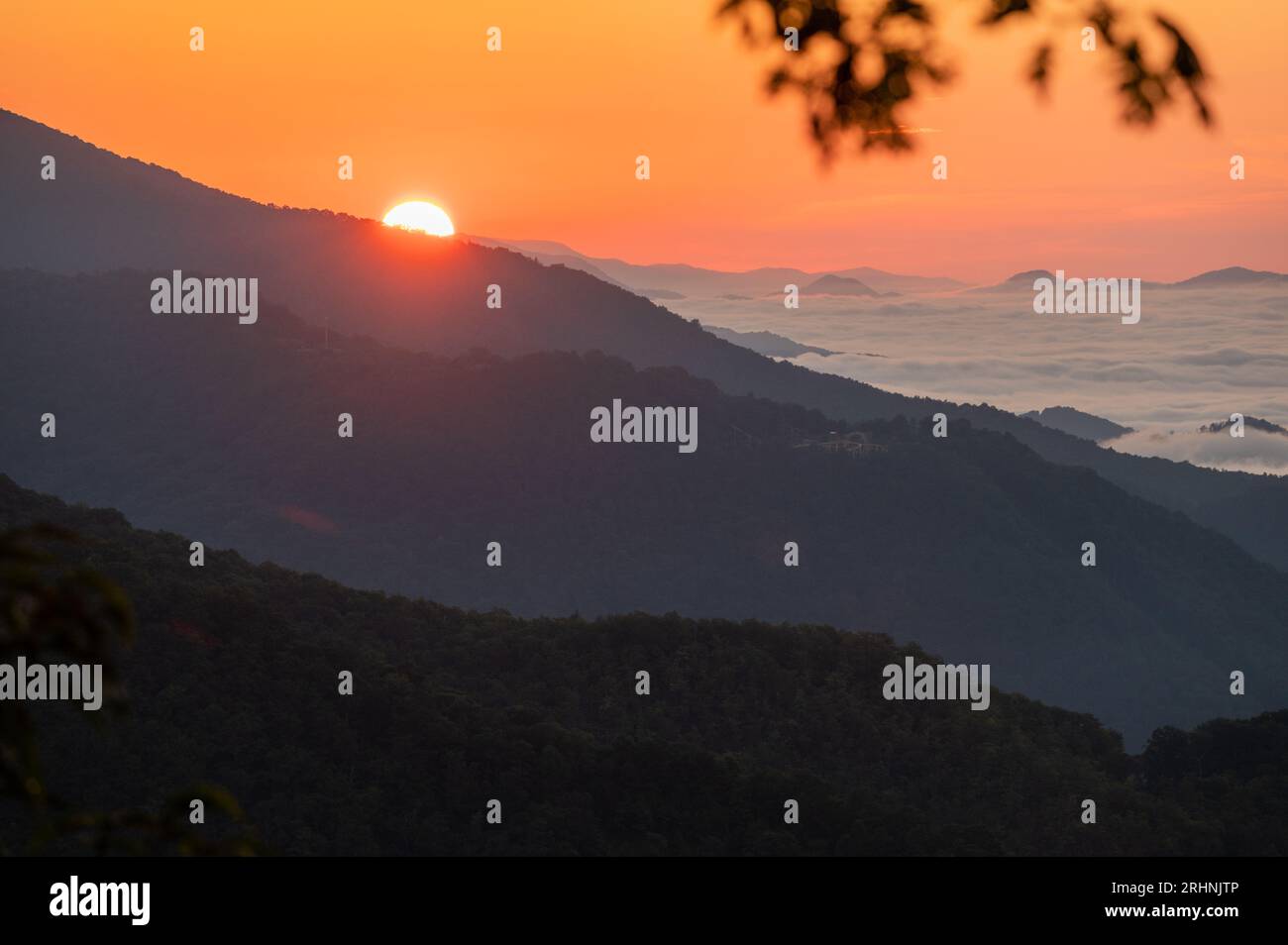 Die Sonne geht über der Wolkeninversion in den südlichen Appalachen in den Smokies auf Stockfoto