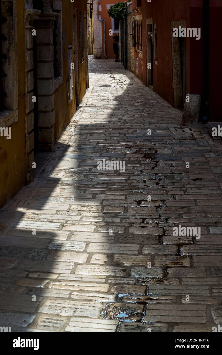 Malerische Kopfsteinpflasterstraße Altstadt, Rovinj, Istrien, Kroatien Stockfoto