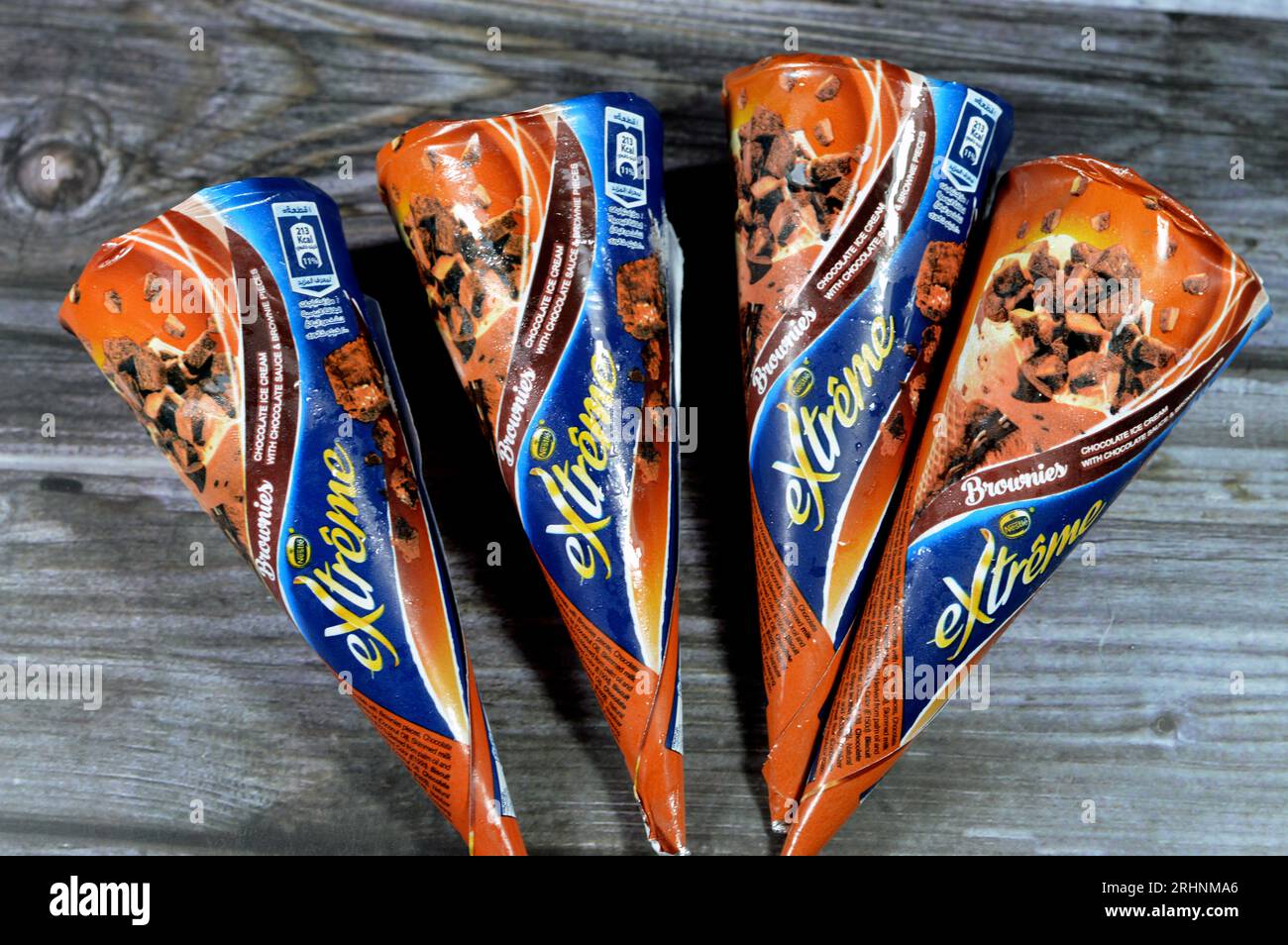 Kairo, Ägypten, Juli 27 2023: Extreme Nestle Schokoladen-Eiskegel mit Schokoladensauce und Brownies-Stücken in knusprigen Waffelkegeln, schmelzend c Stockfoto