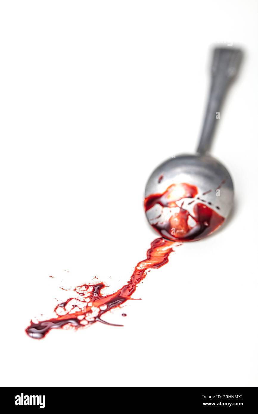 Metalllöffel mit Blut auf weißem Hintergrund Stockfoto