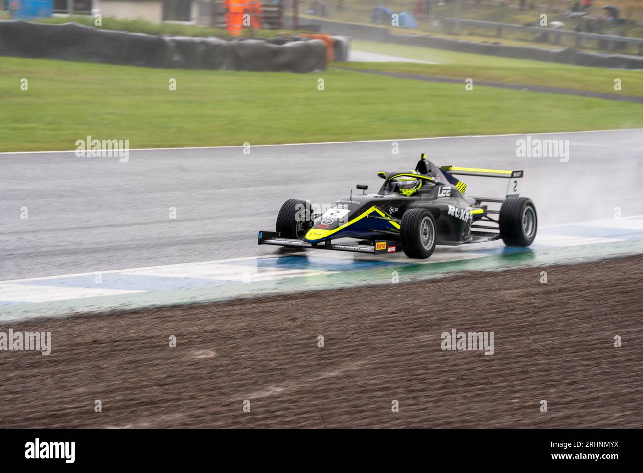 Die britische F4 Noah LISLE (#2) Rodin Carlin auf dem Knockhill Racing Circuit in Dunfermline, Schottland Stockfoto