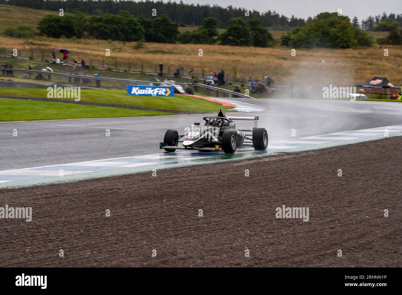 Britische F4-Meisterschaft Louis SHARP #11 (Rodin Carlin) auf dem Knockhill Racing Circuit Stockfoto