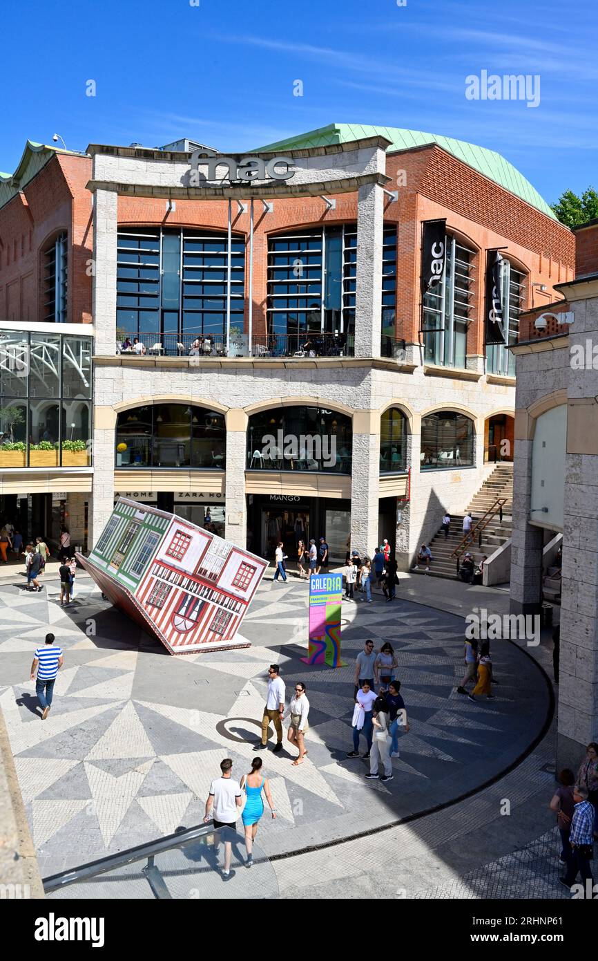 Einer der Eingänge zum Fnac Einkaufszentrum Stadtzentrum von Aveiro, Portugal Stockfoto