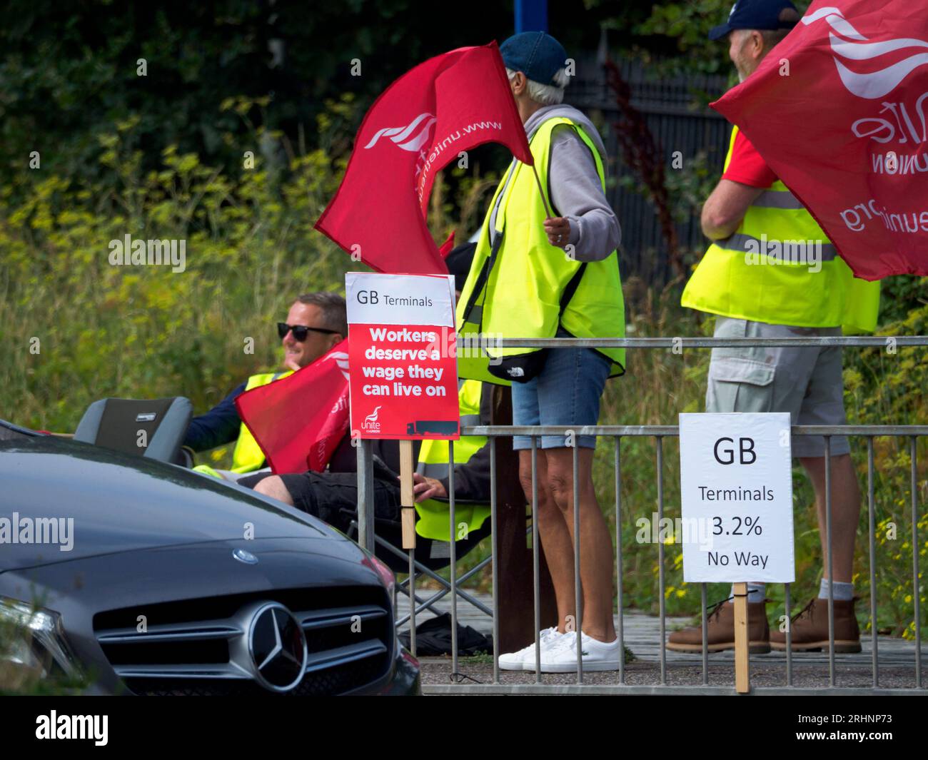 Sheerness, Kent, Großbritannien. August 2023. Die Hafenarbeiter streiken heute in Sheerness, Kent, wegen der Bezahlung für einen zweiten Tag. Auslieferungen von Audi, Porsche und Skoda sind aufgrund des 3,2%-igen Angebots der GBA Group/GB Terminals für Mitarbeiter, die Autos im Hafen abfertigen, zeitverzögert. Quelle: James Bell/Alamy Live News Stockfoto