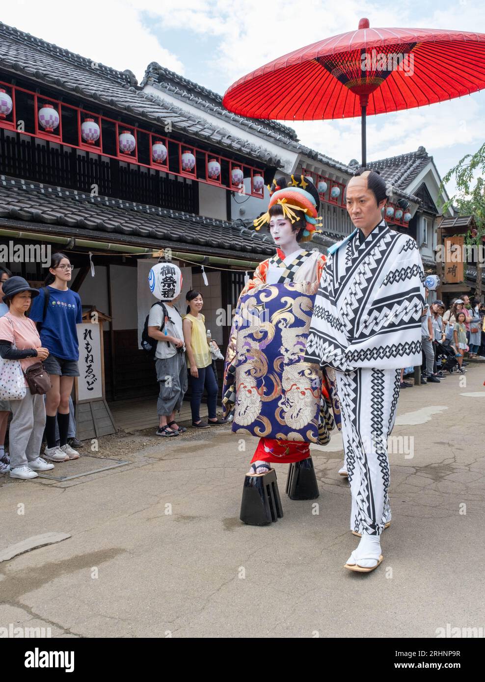 Oiran Kurtisanen paraden durch die Straßen von Edomura Wonderland mit einer ganzen Umgebung. Oiran ist der höchste Rang einer Kurtisane oder hochrangiger Profis Stockfoto