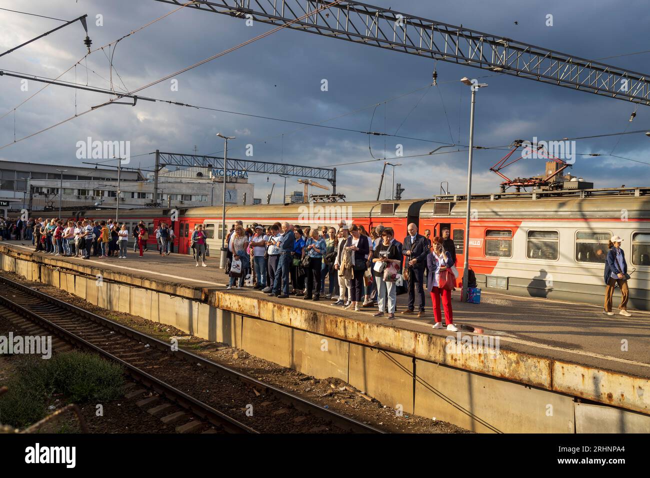 Moskau, Russland - 14. August 2023, am Bahnhof Kursk warten nach einem Arbeitstag Menschen auf den Zug. Eilzeit. Stockfoto