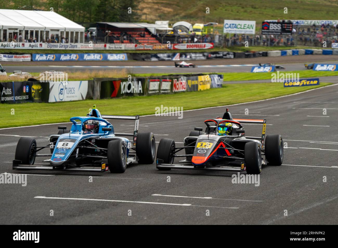 Formel 4 Knockhill Sunday Kai DARYANANI & Coskun IRFAN Pit Straight Stockfoto