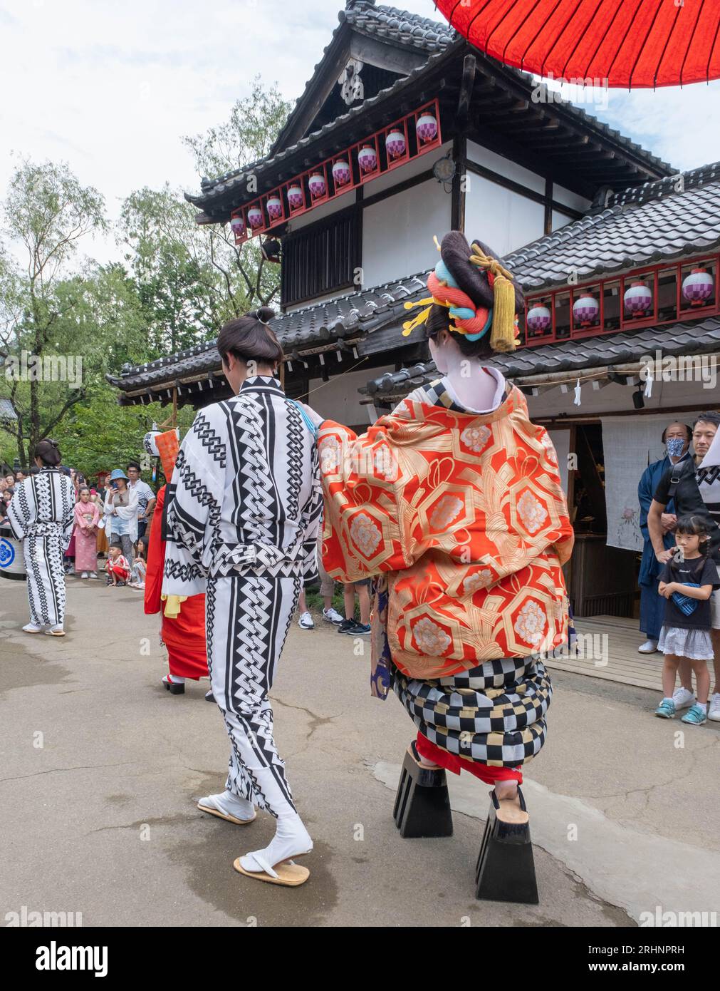 Oiran Kurtisanen paraden durch die Straßen von Edomura Wonderland mit einer ganzen Umgebung. Oiran ist der höchste Rang einer Kurtisane oder hochrangiger Profis Stockfoto