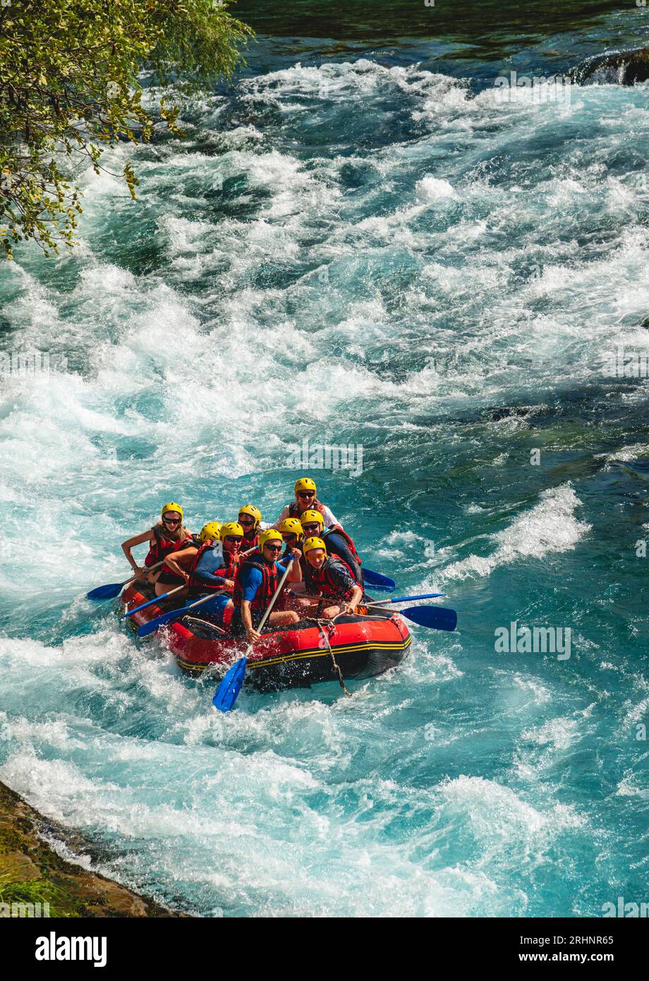 Antalya, Türkei - 10. August 2023: Rafting auf einem großen Rafting-Boot auf dem Fluss im Antalya Koprulu Canyon. Stockfoto
