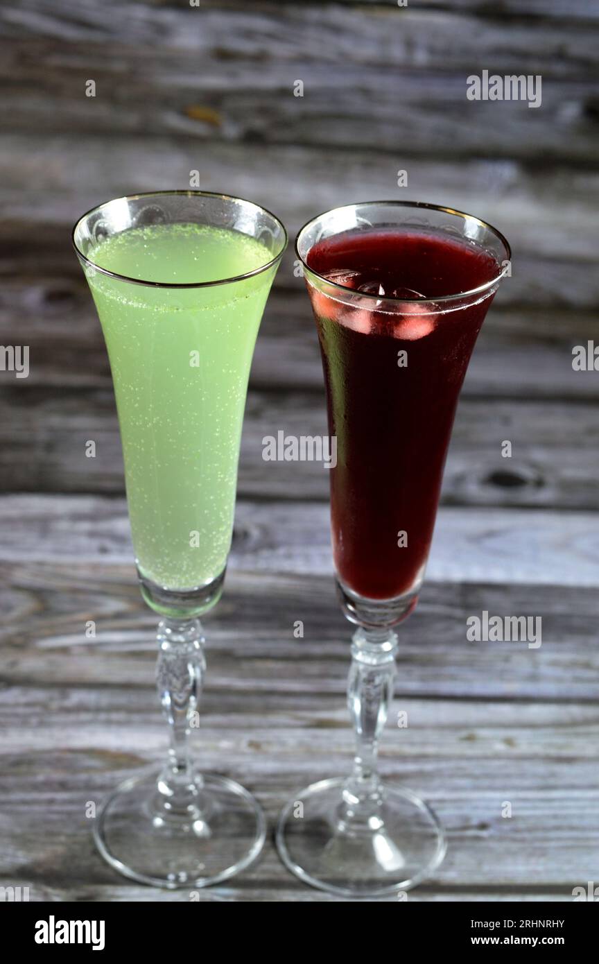 Sommergetränke, gekühltes kaltes Limonade-Erfrischungsgetränk mit Zitronenminze, grüne Soda, kohlensäurehaltiges Limonadengetränk und frisch gekühltes Roselle-Saftglas aus der Herstellung Stockfoto