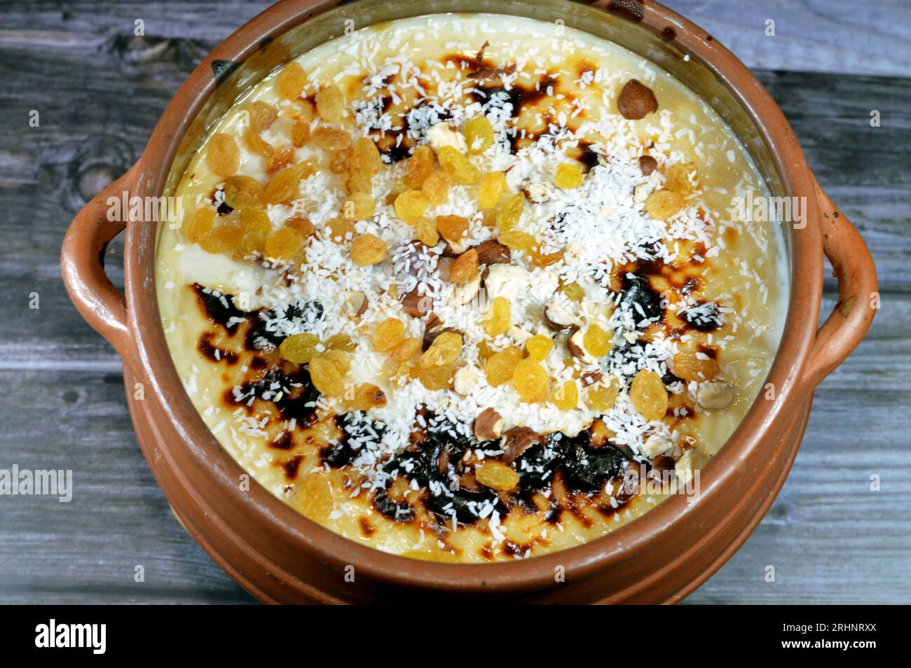 Reispudding Töpfchenauflauf im Ofen gebacken, Reis, Maismehl, Zucker, Wasser oder Milch und andere Zutaten wie Zimt, Vanille, c Stockfoto