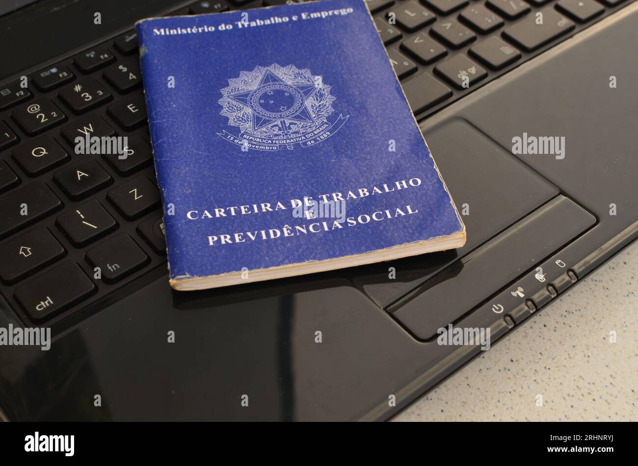 Brasilien - Arbeitskarte. Übersetzung - Föderative Republik Brasilien, Arbeitsministerium. Brasilianische Arbeitskarte vor einem Laptop, die die Beziehungen illustriert Stockfoto