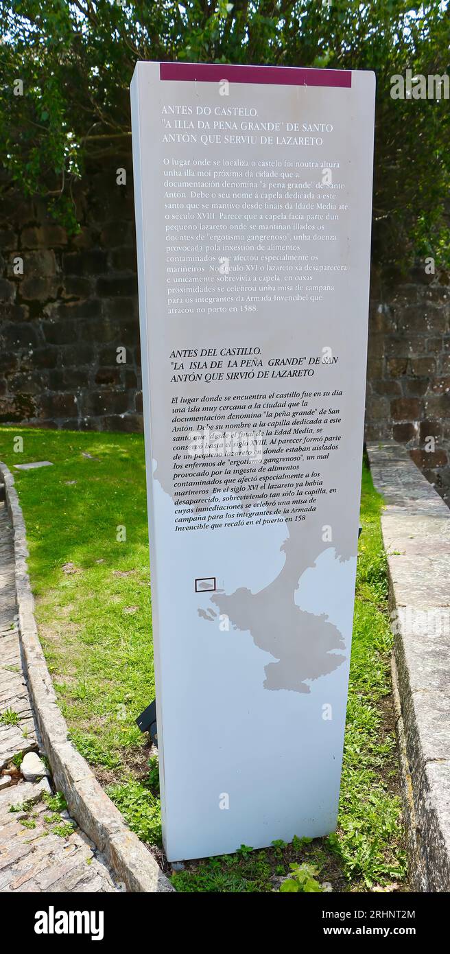 Touristische Informationen in Gallego/Castellano die Geschichte der isla Peña Grande de San Antón, wo die Burg San Anton gebaut wurde, Eine Coruña Galicien Spanien Stockfoto