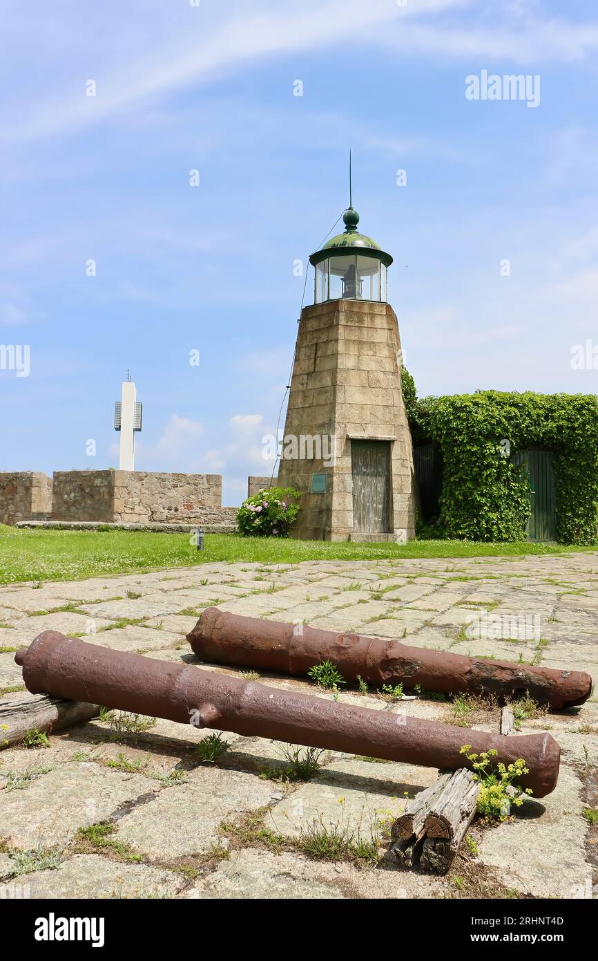 Leuchtturm und Kanonen am Castillo de San Antón wurden 1968 mit dem maritimen Kontrollturm A Coruña Galicien Spanien zum Archäologiemuseum umgebaut Stockfoto