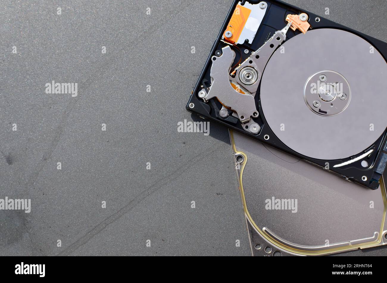 Detail einer hervorgehobenen Laptop-Festplatte, die für technischen Support und technischen Fortschritt steht. Konzept zwischen technischer Hilfe und Technologica Stockfoto