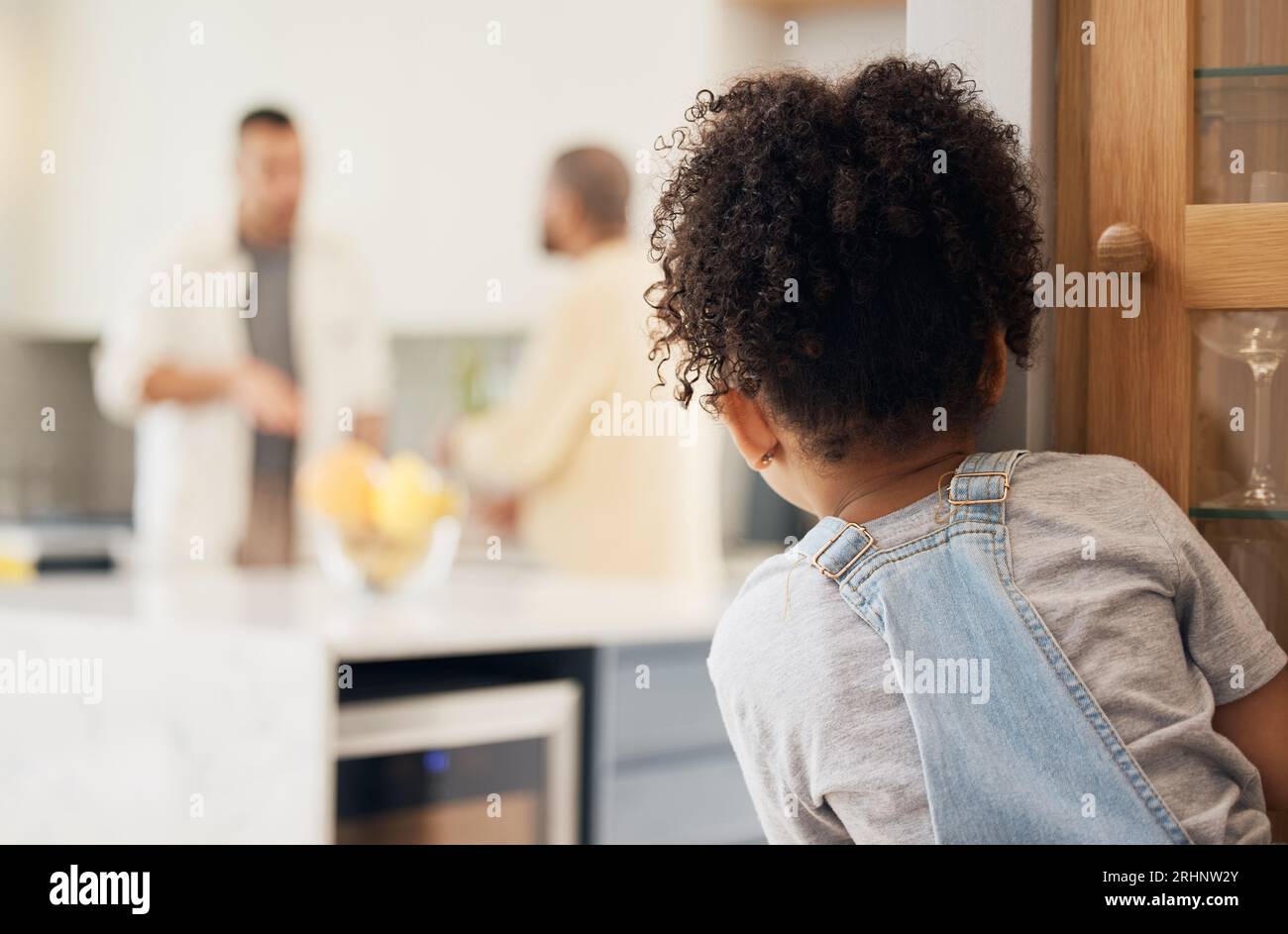 Scheidung, schwules Paar und Mädchen Kind beobachten Eltern streiten in der Küche mit Stress, Sorgen oder Angst zu Hause. Familien-, Krisen- und homosexuelle Männerstreitigkeiten Stockfoto