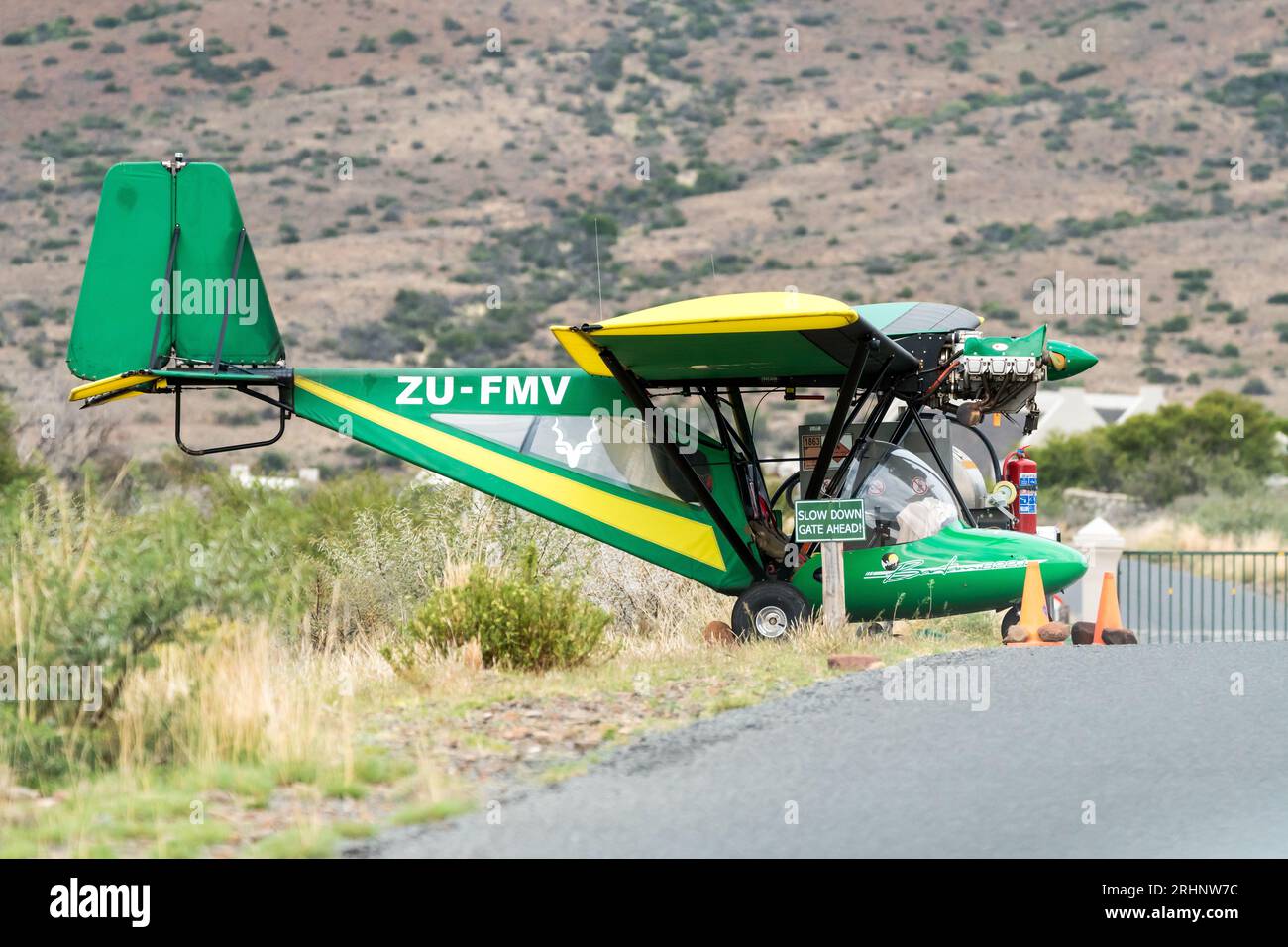 Mikroluftfahrt Bantam B22J Ultraleichtflugzeuge, die im Karoo-Nationalpark in Südafrika geparkt sind und von Sanparks-Rangern zur Überwachung der Wildtiere genutzt werden Stockfoto