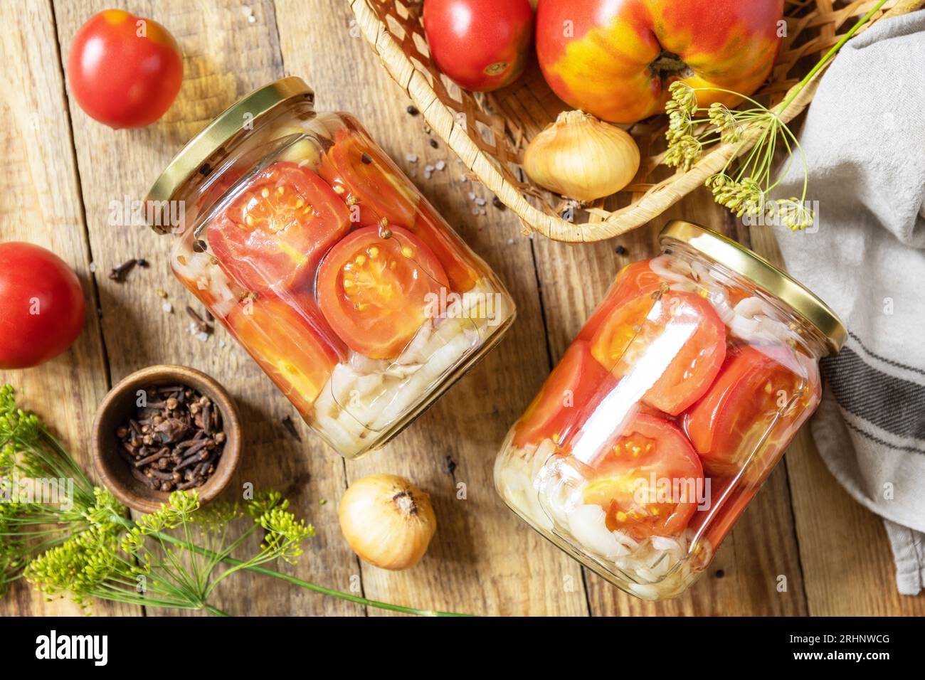 Gesundes, hausgemachtes fermentiertes Essen. Gesalzene eingelegte Tomaten und Zwiebeln, konserviert in Glasbehältern. Hauswirtschaft, Herbsternteerhaltung. Ansicht f Stockfoto