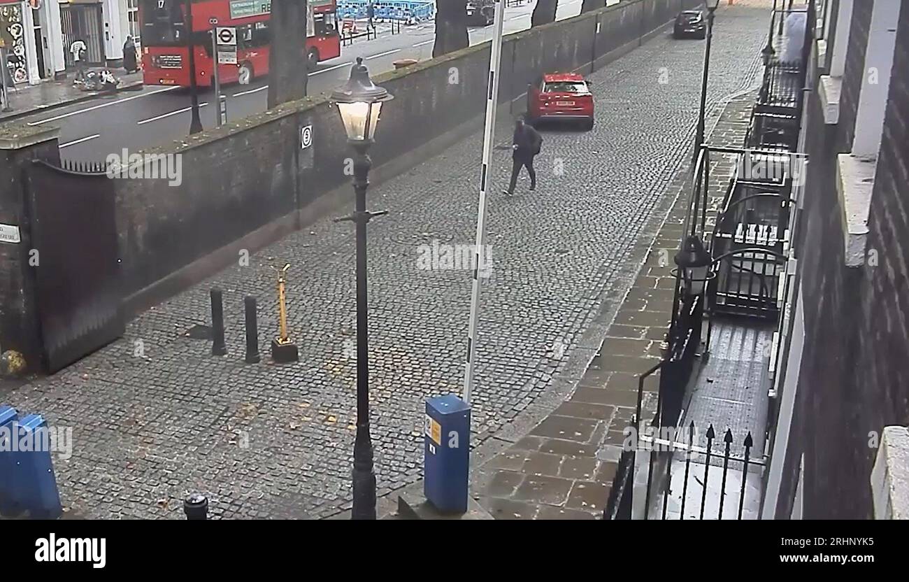 Screengrab aus dem CCTV vom 14/9/2021, herausgegeben von der Metropolitan Police of Michael Broddle, nachdem er ein Gerät gepflanzt hatte, das Rauch in Gray's Inn in London ausspuckte. Der Geschäftsmann Jonathan Nuttall, 50, wurde im Old Bailey für schuldig befunden, zwei Bomben in Londons Rechtsbezirk zu verschießen, und zwar über einen Streit mit der National Crime Agency in Höhe von 1,4 Millionen Pfund. Ausgabedatum: Freitag, 18. August 2023. Stockfoto
