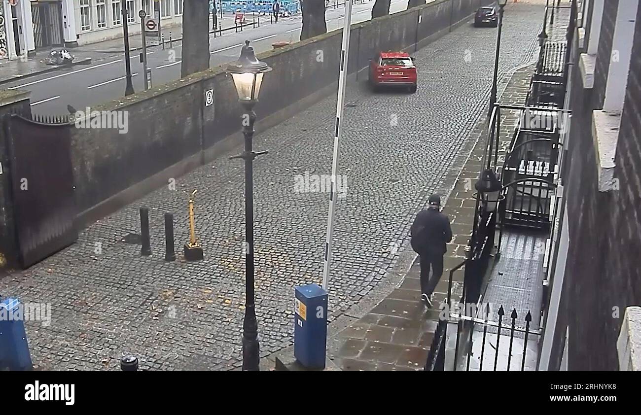 Screengrab aus dem CCTV vom 14/9/2021, herausgegeben von der Metropolitan Police of Michael Broddle, um ein Gerät zu Pflanzen, das Rauch in Gray's Inn in London ausspuckte. Der Geschäftsmann Jonathan Nuttall, 50, wurde im Old Bailey für schuldig befunden, zwei Bomben in Londons Rechtsbezirk zu verschießen, und zwar über einen Streit mit der National Crime Agency in Höhe von 1,4 Millionen Pfund. Ausgabedatum: Freitag, 18. August 2023. Stockfoto