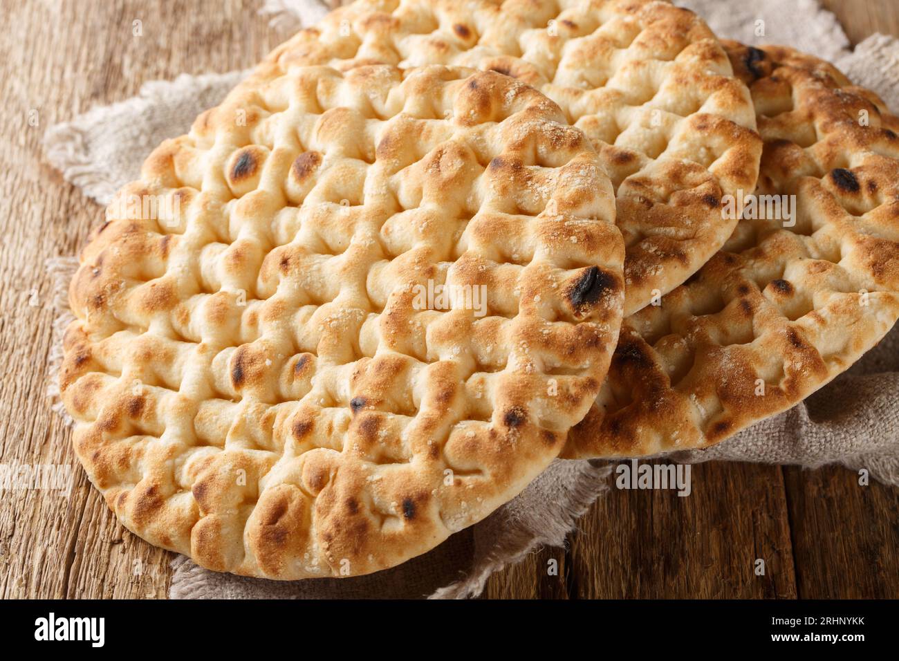Authentisches griechisches Fladenbrot auf dem Holztisch. Horizontal Stockfoto