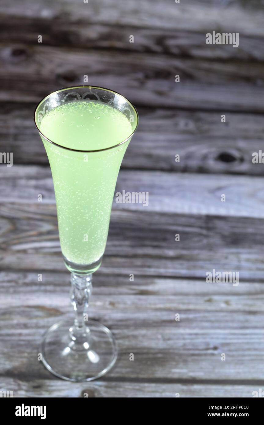 Gekühltes kaltes Limonade-Erfrischungsgetränk mit Zitronenminze, grünes Soda, kohlensäurehaltige Limonaden-Getränke, enthalten oft sehr hohe Natriumbenzoatwerte, und dies oft Stockfoto