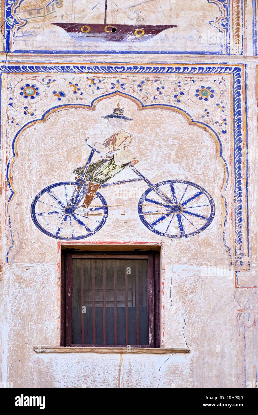Indien, Rajasthan, Shekhawati Region, Mandawa Dorf, Malerei auf der Fassade eines alten Haveli Stockfoto