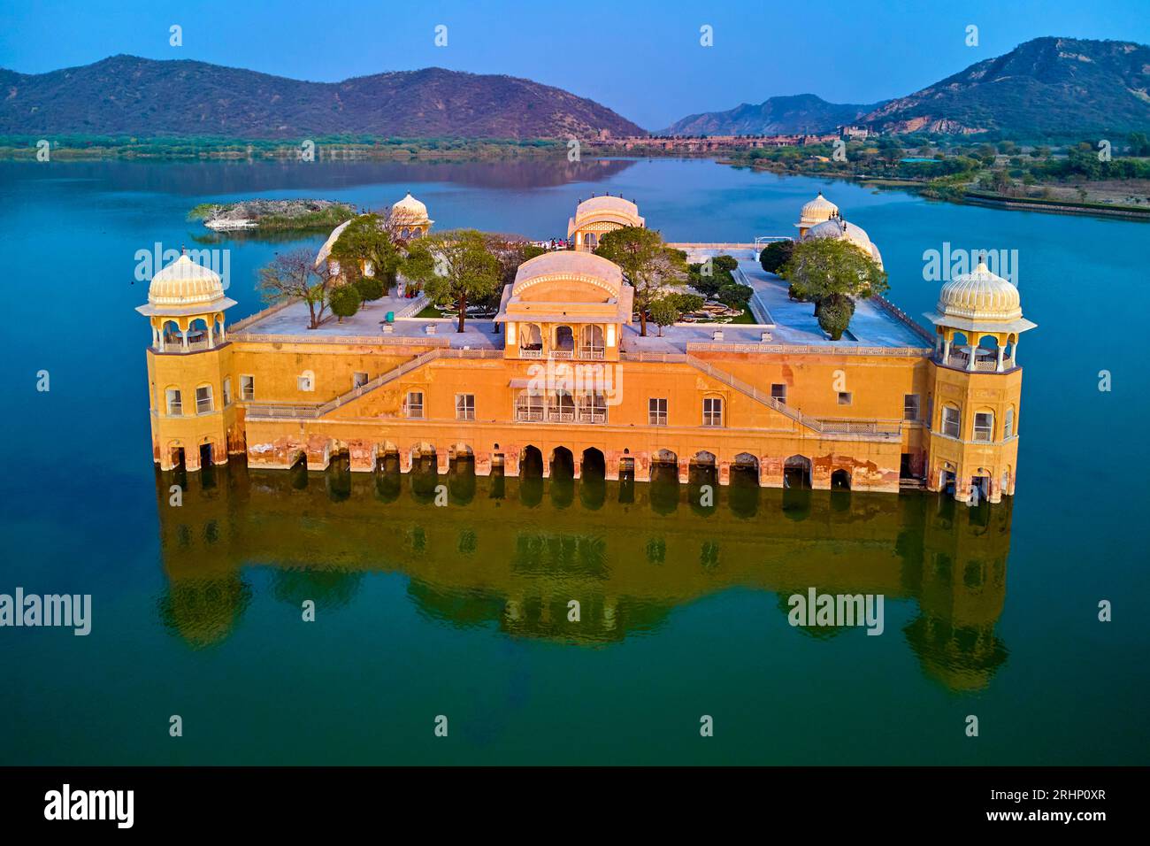 Indien, Bundesstaat Rajasthan, Jaipur, UNESCO-Weltkulturerbe, man Sagar See, Luftaufnahme des JAL Mahal Palastes (Luftaufnahme), Sommer p Stockfoto