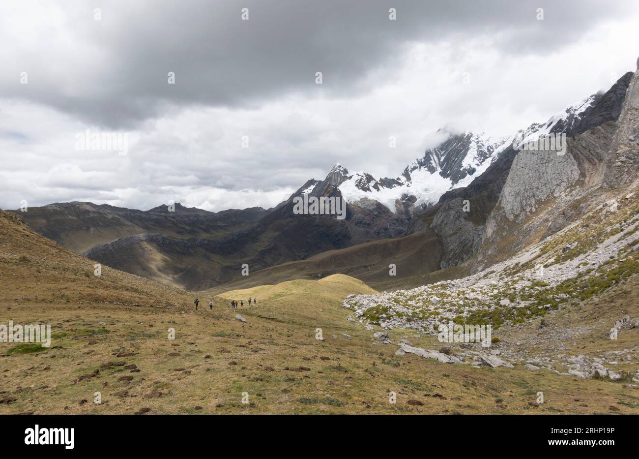 Wanderer, die vom Cacanapunta Pass, Huayhuash Wanderstrecke, peruanischen Anden absteigen Stockfoto