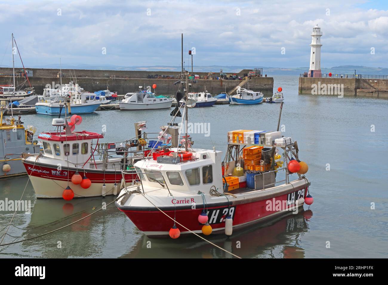 Fischerboote und Fischereifahrzeuge LH29 im sonnigen Hafen von Newhaven bei Flut, Leith, Edinburgh, Schottland, Vereinigtes Königreich, EH6 4LP Stockfoto