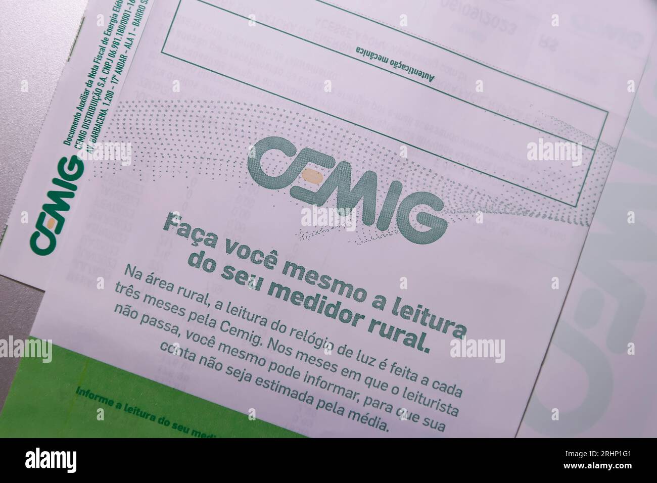 Minas Gerais, Brasilien - 18. August 2023: Rechnungsdetails des Elektrizitätsunternehmens Cemig Stockfoto