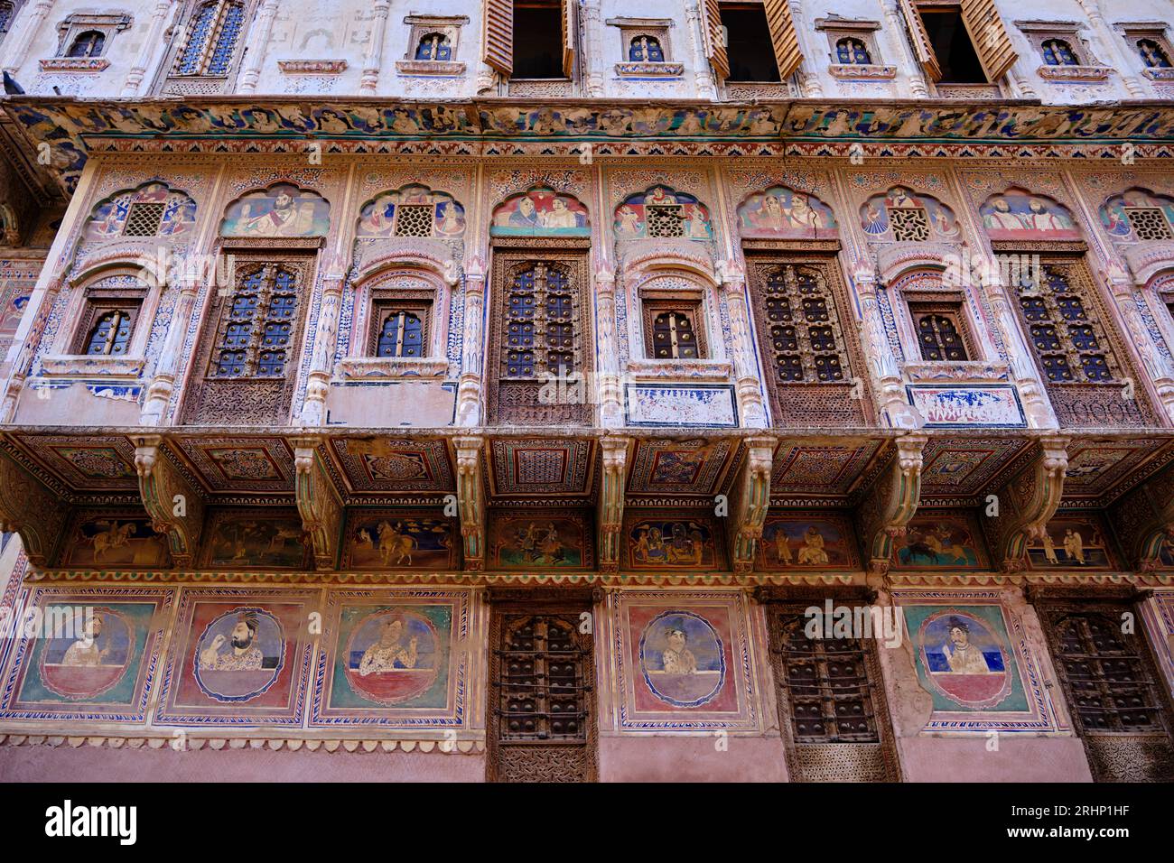 Indien, Rajasthan, Shekhawati Region, Mandawa Dorf, Malerei auf der Fassade eines alten Haveli Stockfoto