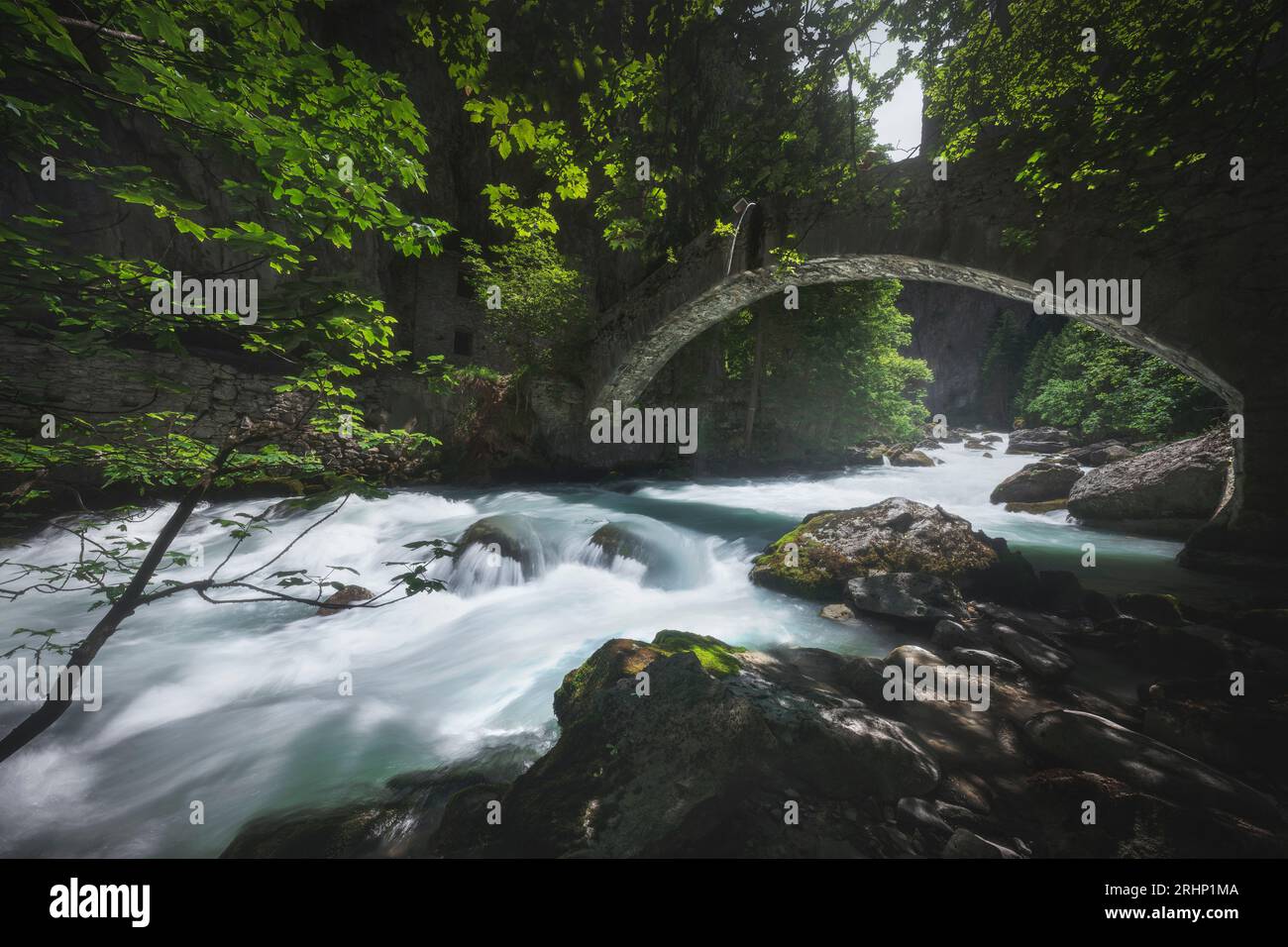 Eine alte Steinbrücke über den Bach im Orrido von Pré Saint Didier, ein Blick im Sommer auf diese tiefe Schlucht im Aostatal. Italien. Stockfoto