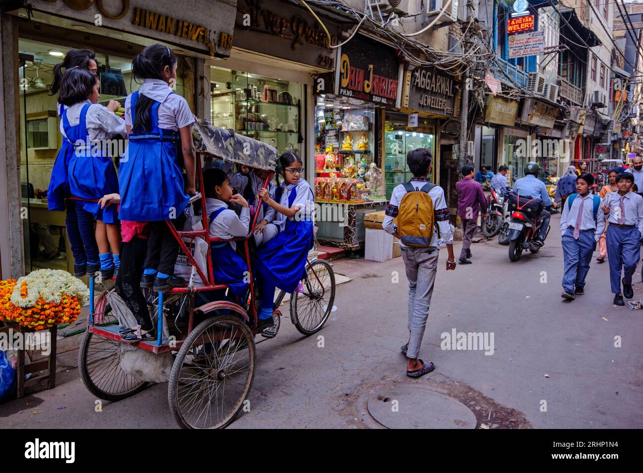 Indien, Neu-Delhi, Schulmädchen-Transport mit der Rikscha in Alt-Delhi Stockfoto