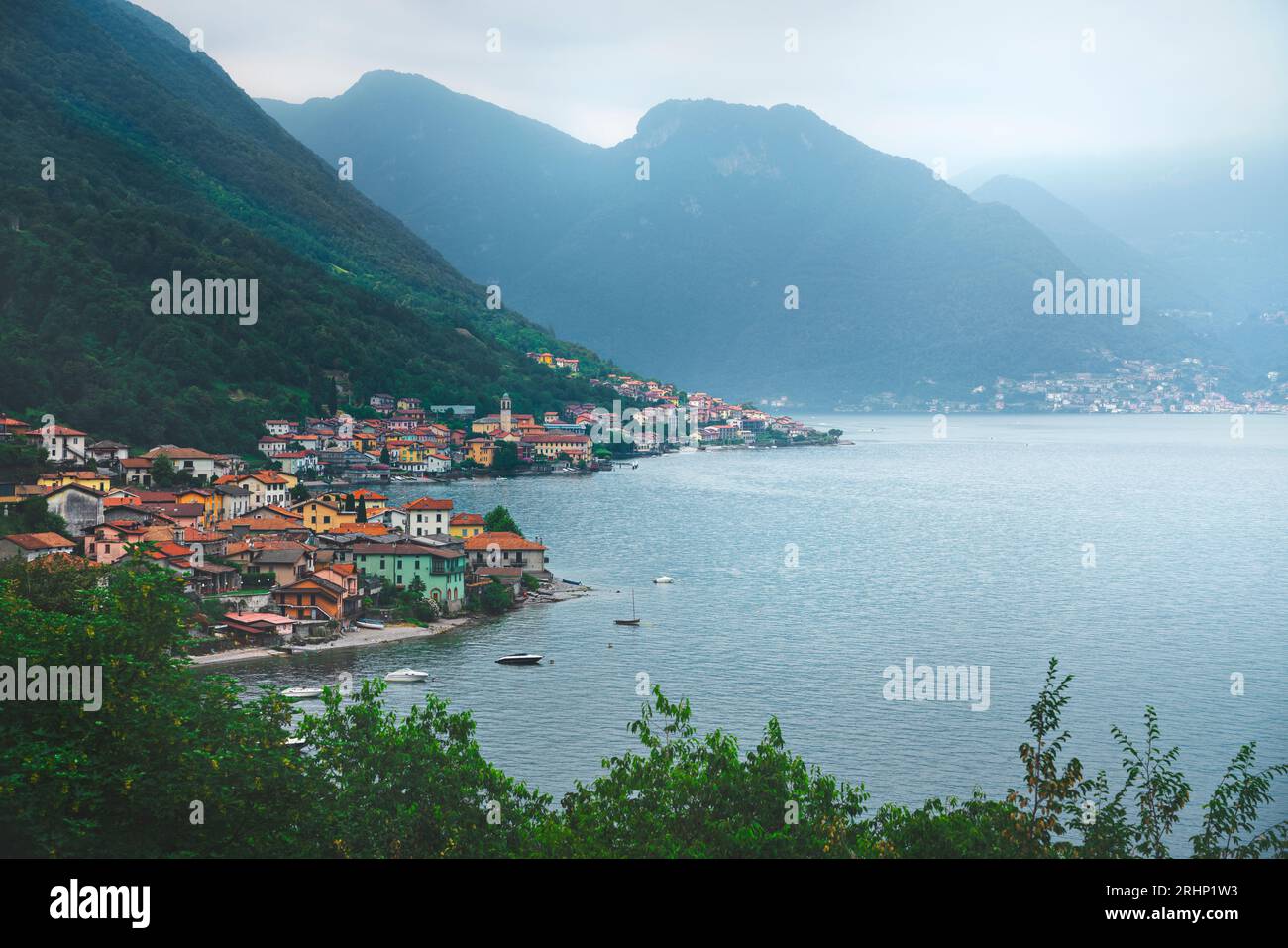 Blick auf das Dorf Lezzeno am Ufer des Comer Sees. Lombardei. Italien, Europa. Stockfoto