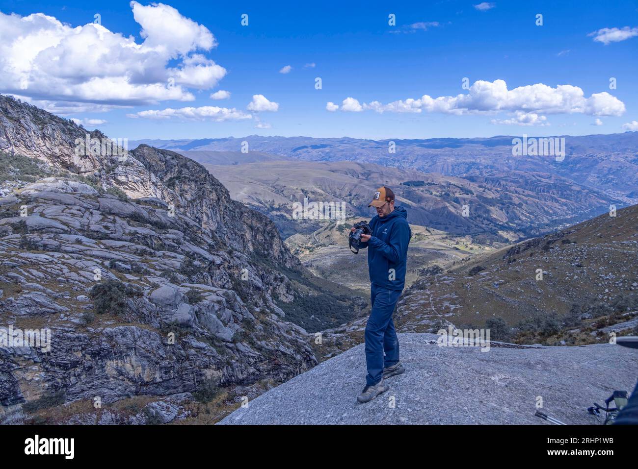 Fotograf und Panoramablick auf die Cordillera Negra Bergkette vom mirador des Churup-Sees in der Nähe von Huaraz, Peru Stockfoto
