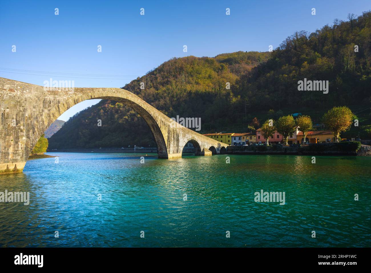 Teufelsbrücke oder Ponte della Maddalena, historisches Wahrzeichen in Garfagnana in der Herbstsaison. Serchio-Fluss. Borgo a Mozzano, Lucca. Toskana, Italien. Stockfoto